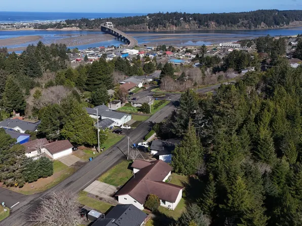 625 S Crestline Dr, Waldport, OR 97394