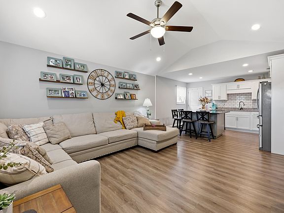 4th image of 441 Middle Creek Way