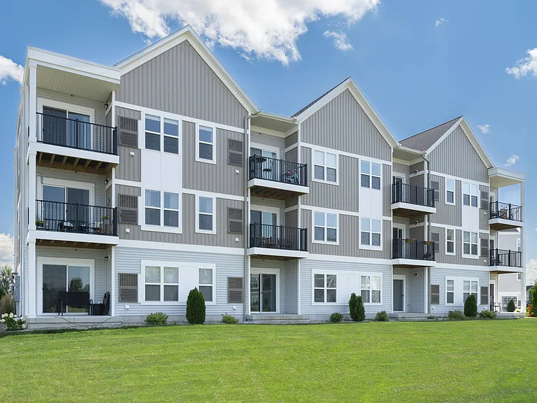 Elmwood Lake Apartments — Photo 33