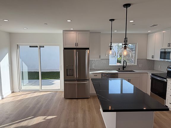 3rd image of 804 Poinsettia Ave