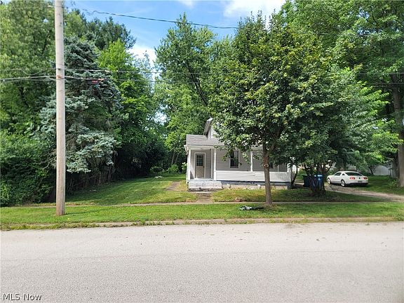 5th image of 129 W Oak St