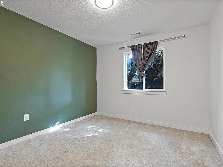 570 NE 55th Ave — Photo 23
