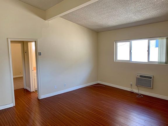 4th image of 2727 Montrose Ave APT 8
