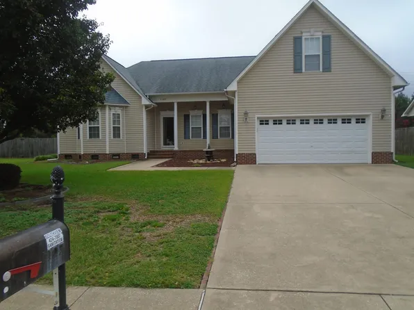 1107 Thistle Gold Dr, Hope Mills, NC 28348