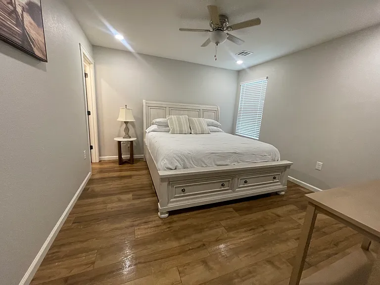 325 Sarah St — Photo 10