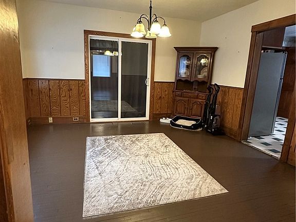 5th image of 402 E Lincoln Way