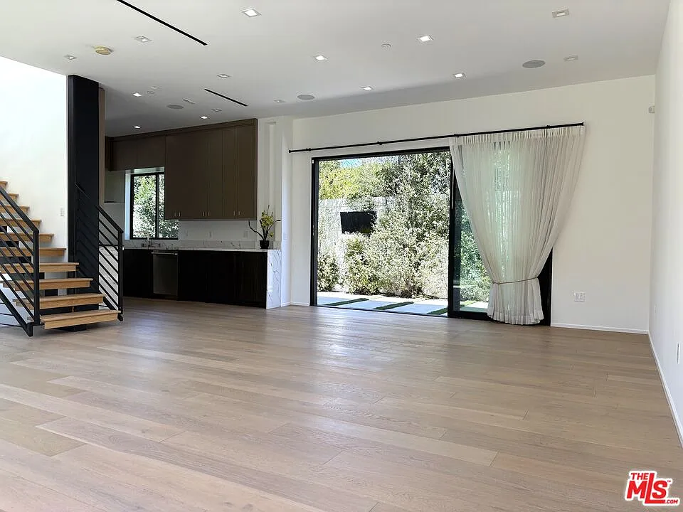 4 bed, 6.0 bath, 4734 sqft, $15,000 — Photo 3