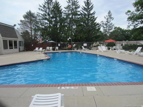 1 Woodland Dr, Cromwell, CT