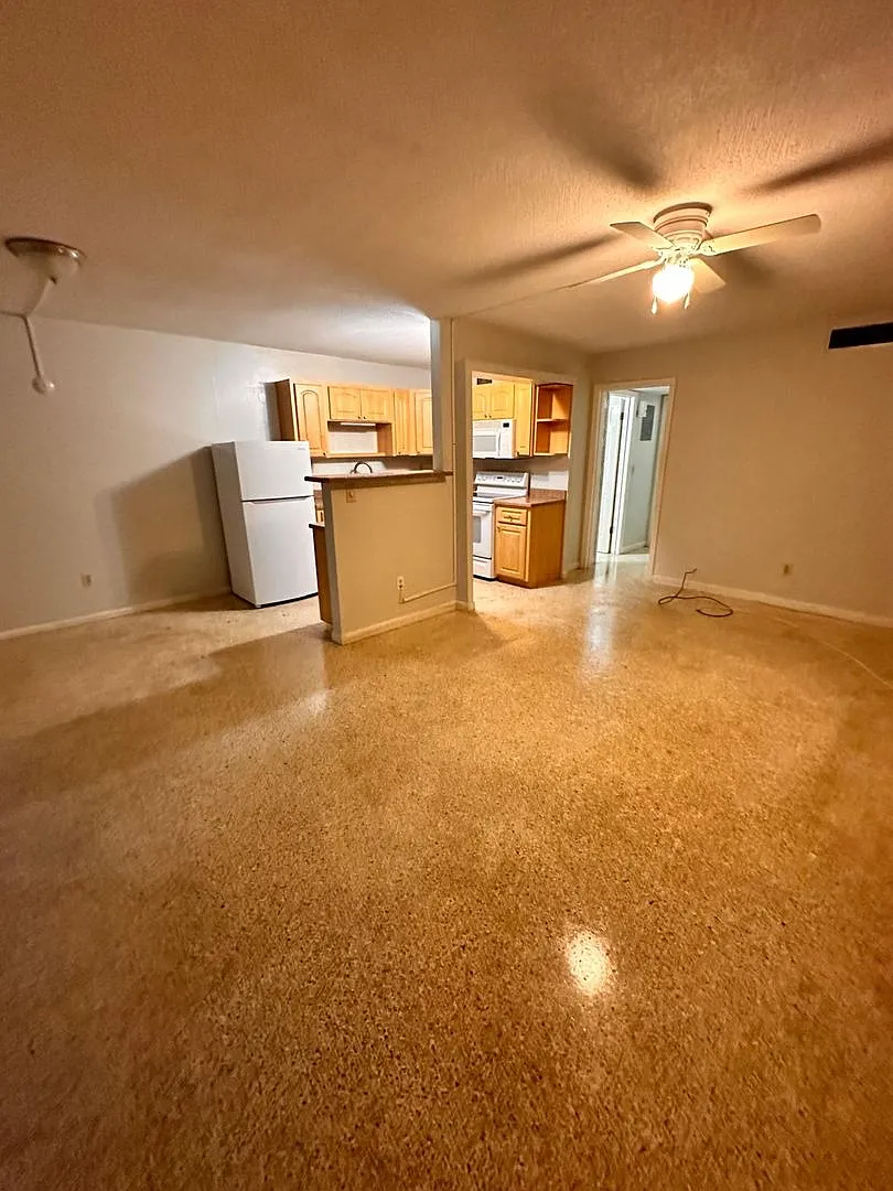 305 E. Dakin Ave - Unit 11 — Photo 3