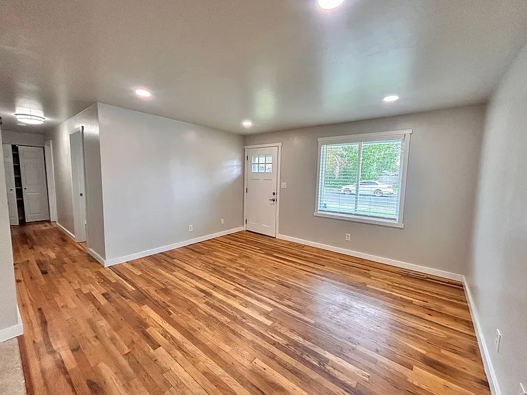 1927 E Marshall Ave — Photo 6