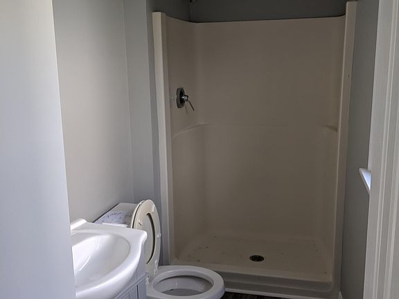 3rd image of 136 Pebble Brook Ln