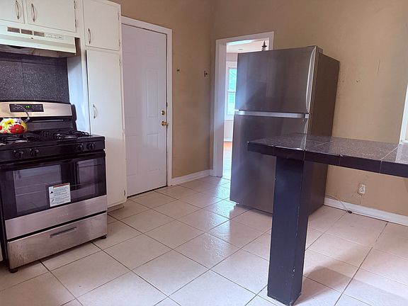 5th image of 285 Richard St