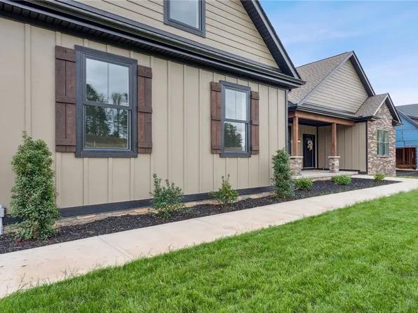 3045 White Pines Dr, Unity Township, PA 15650