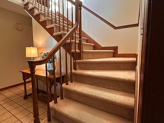 3rd image of 605 Oakwood Dr