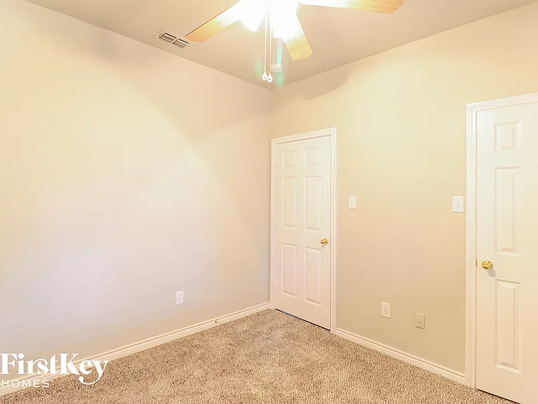 2204 Reedway Ct — Photo 12