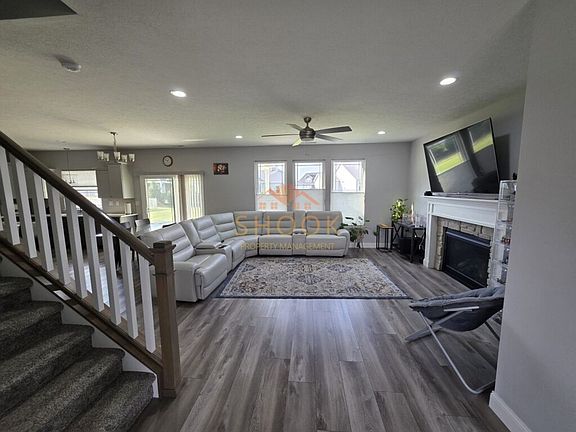 3rd image of 385 W Big Pine Dr