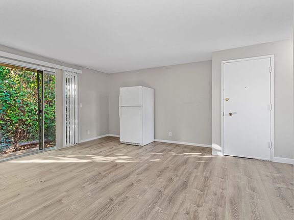 4th image of 15065-15093 SE East Ave #15081