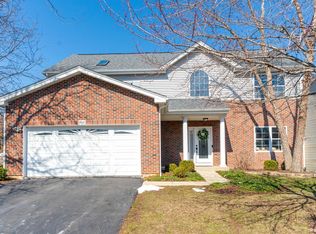 204 N Crooked Lake Ln, Lindenhurst, IL 60046