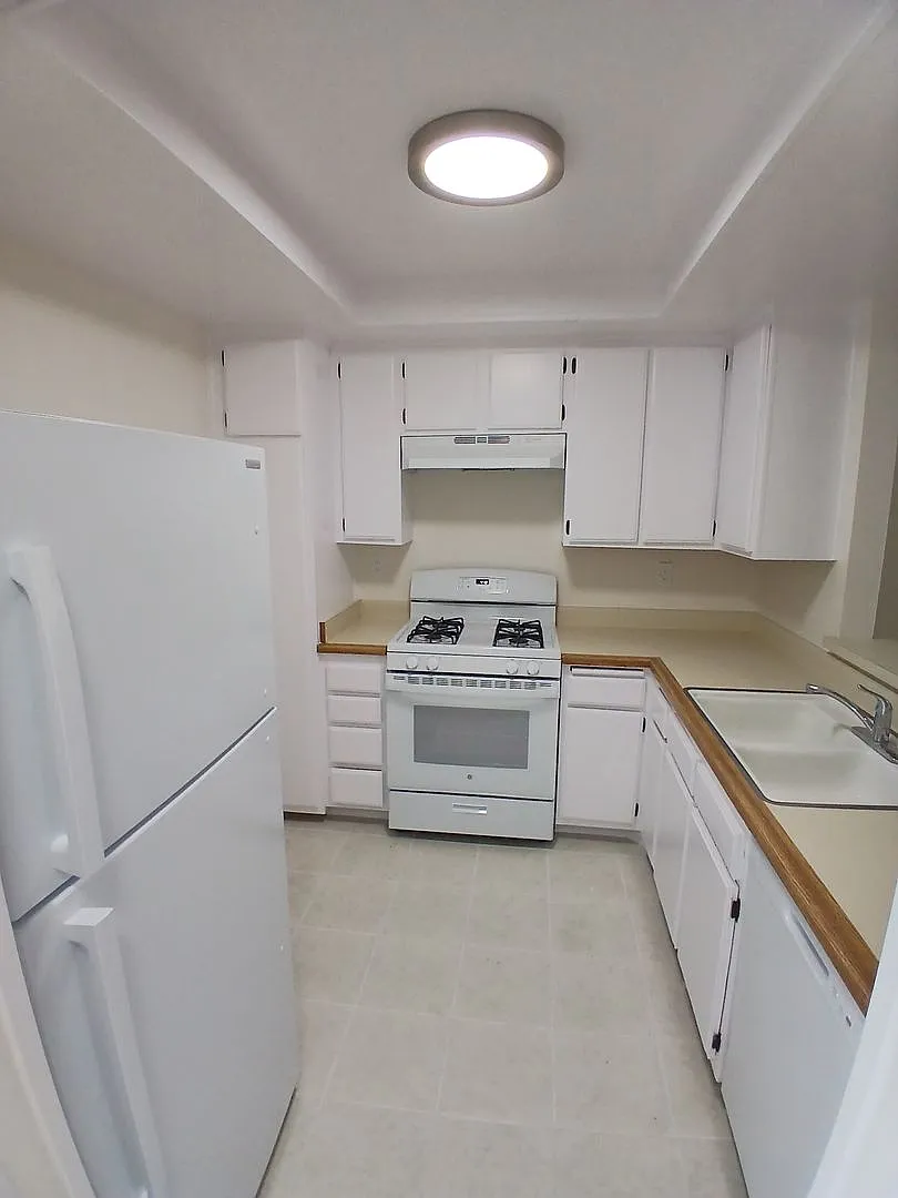 Large 2BD Condo with parking in Alamitos — Photo 2