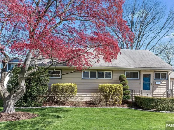 231 Hillside Ave, Paramus, NJ 07652