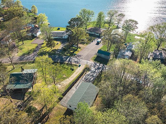 2nd image of 840 Lakeshore Dr
