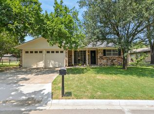 2005 Maplewood Dr, Gainesville, TX 76240
