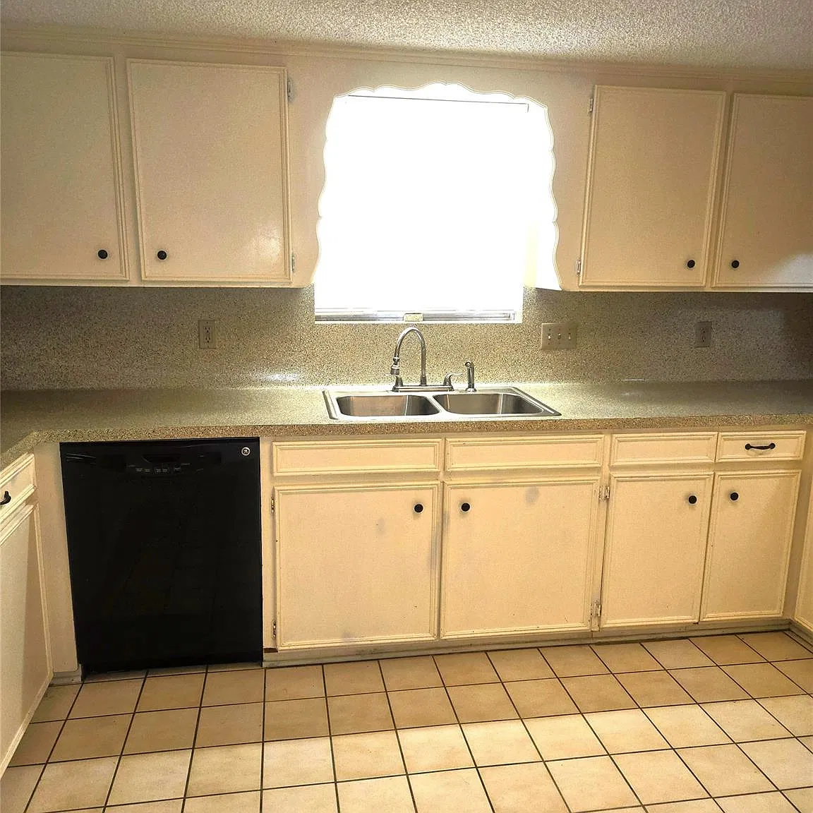 4 bed, 2.5 bath, 2931 sqft, $2,300 — Photo 3