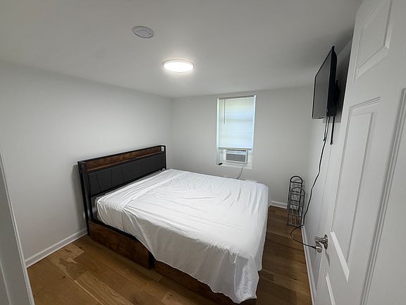 3rd image of 230 Hemlock Grove Rd