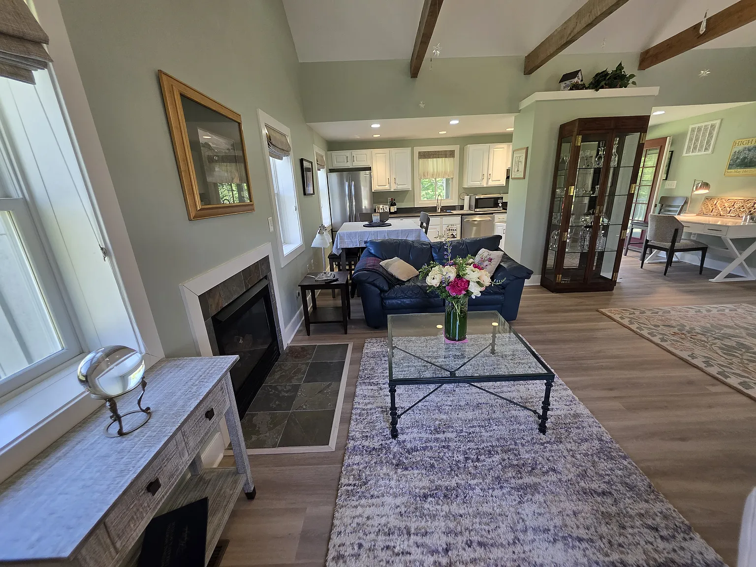 1 bed, 1000 sqft, $2,200 — Photo 3