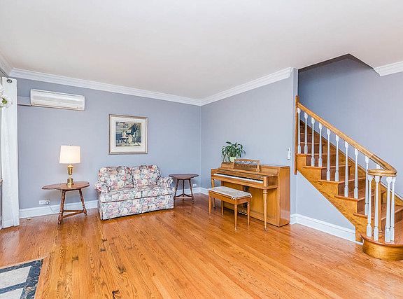 4th image of 5733 N Odell Ave