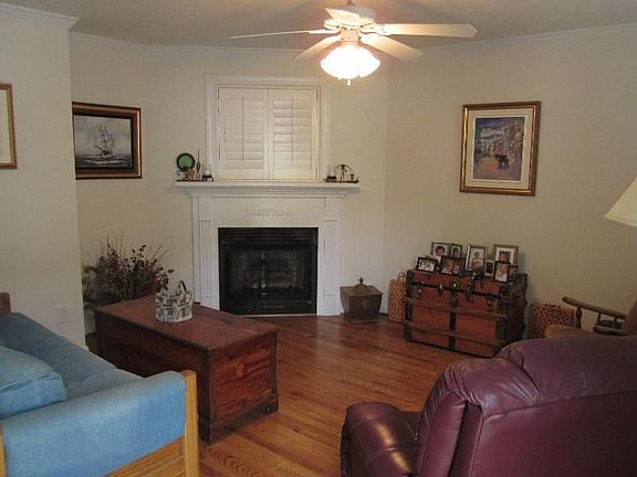 2nd image of 704 Wyndhurst Dr