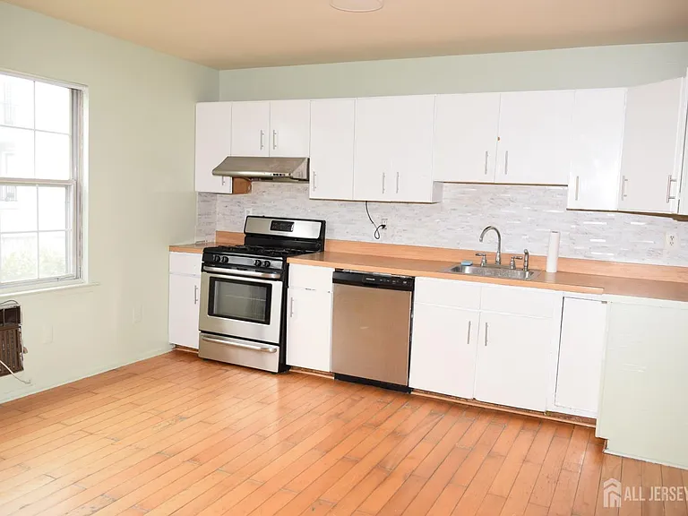 31 Larch St — Photo 13