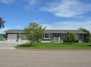 209 13th St E, Bottineau, ND 58318