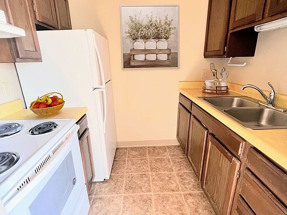 2nd image of 2810 Grand Ave #32