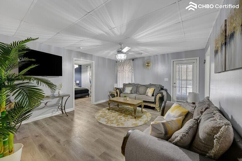 Living room pic#3