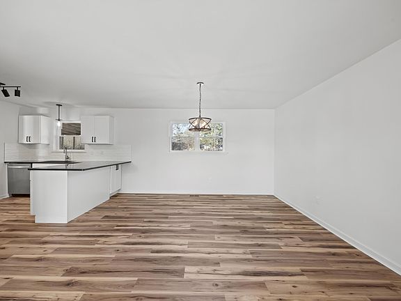 5th image of 950 Durkee Rd SE