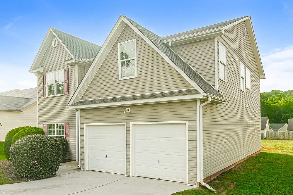 4 bed, 2.5 bath, 2436 sqft, $2,065 — Photo 4