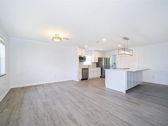 5th image of 15 Wisteria Dr