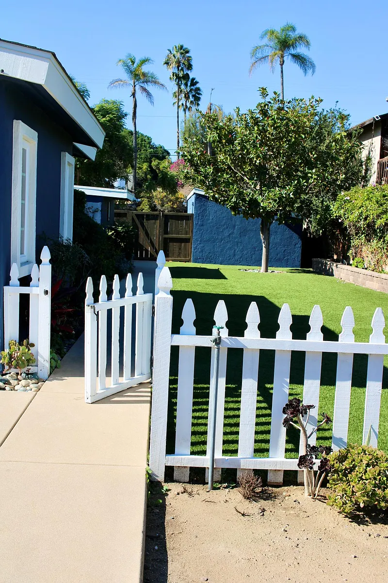 Side yard with turf - 810 Anns Way