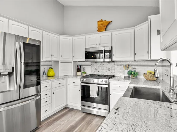 1391 Summit Cir, West Saint Paul, MN 55118