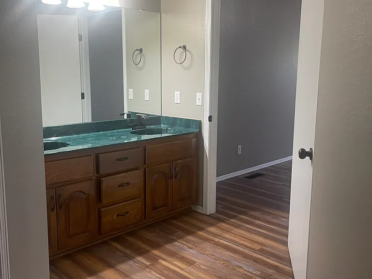 220 Ravenwood Blvd — Photo 13