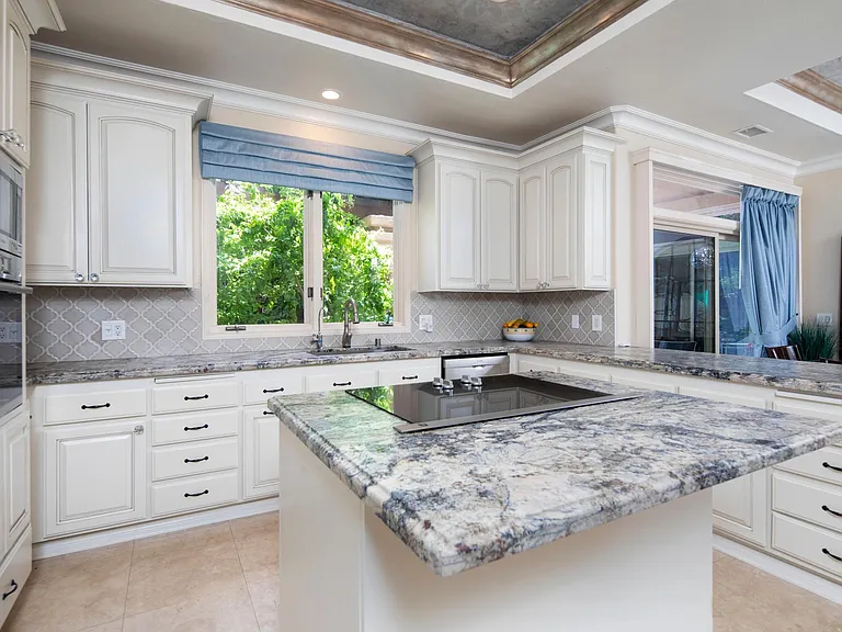 Fully equipped kitchen with Bosch oven