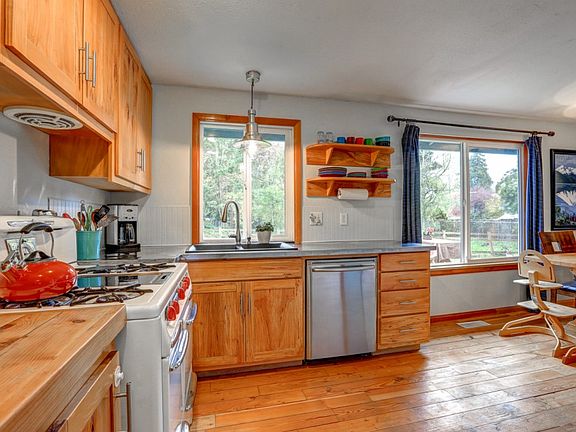 5th image of 15627 NE 109th St