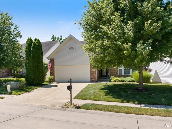 2412 Fourlakes Dr, Belleville, IL 62220