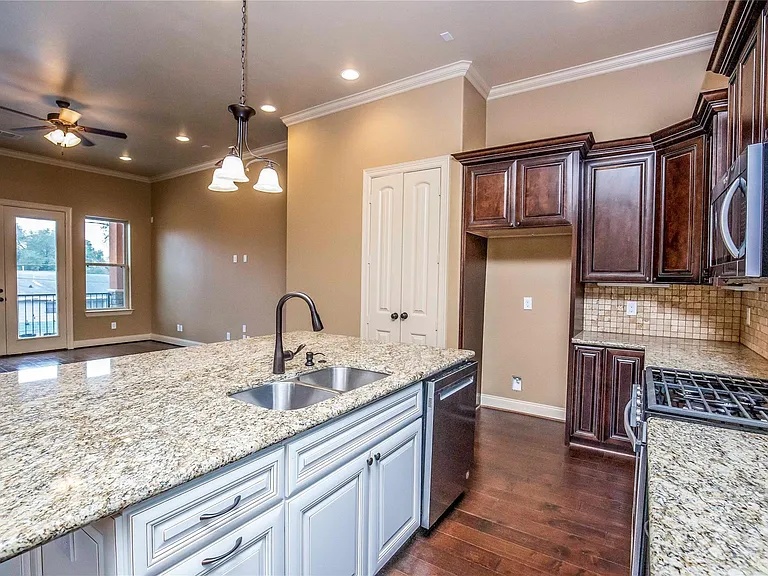 1516 Amundsen St — Photo 15