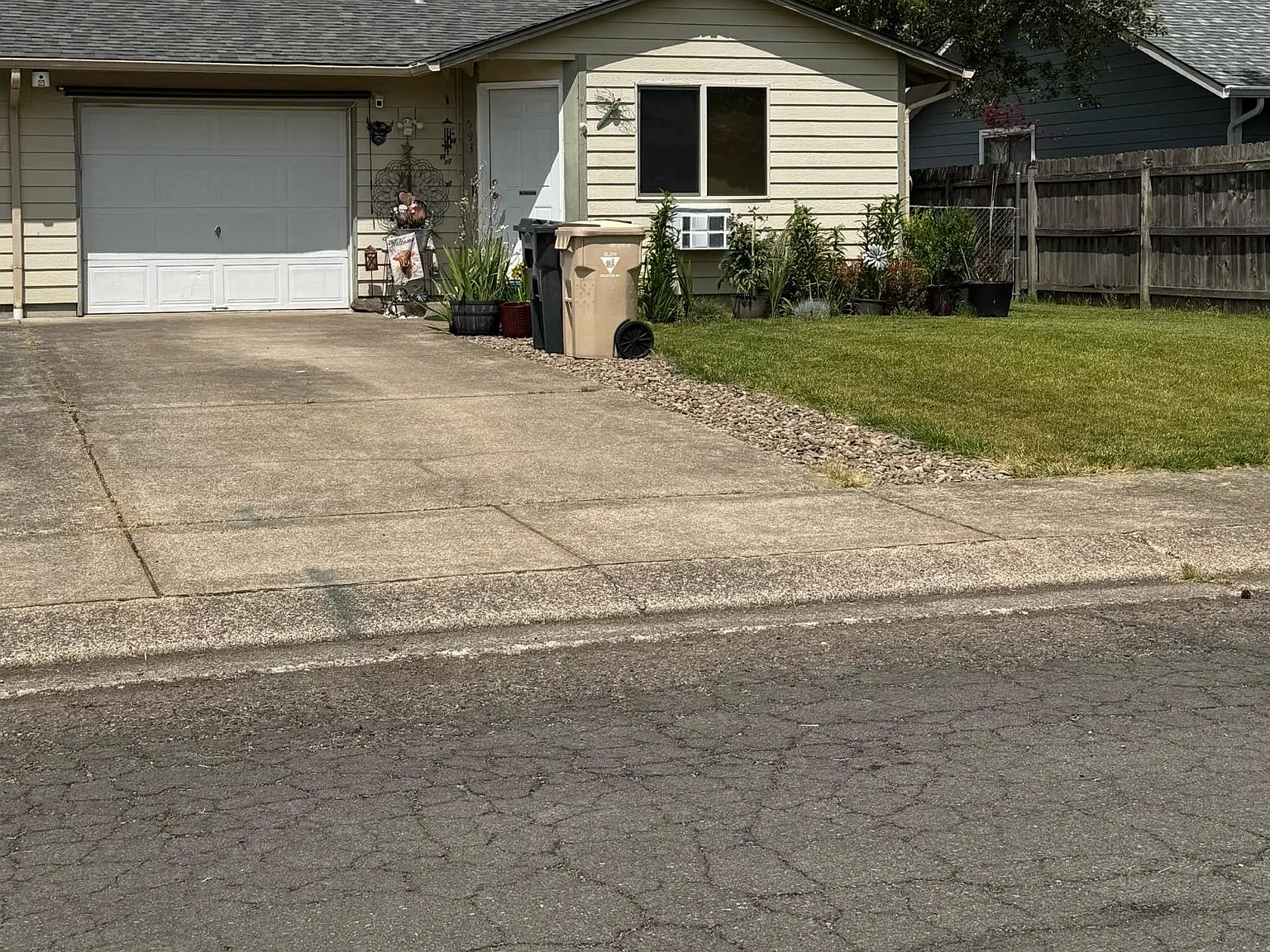 995 W Carolina St — Photo 2