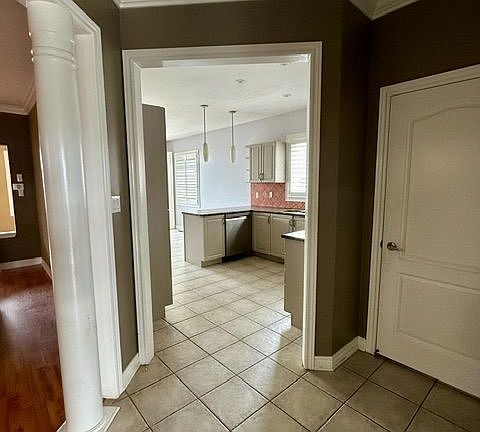 5th image of 323 Alexander Cres