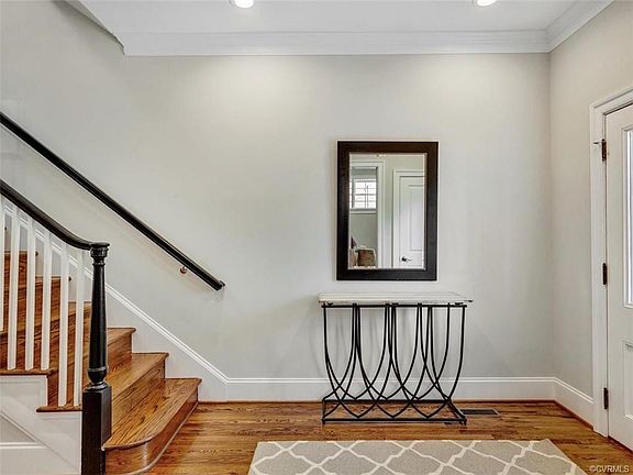 5th image of 517 W Belmont Ave