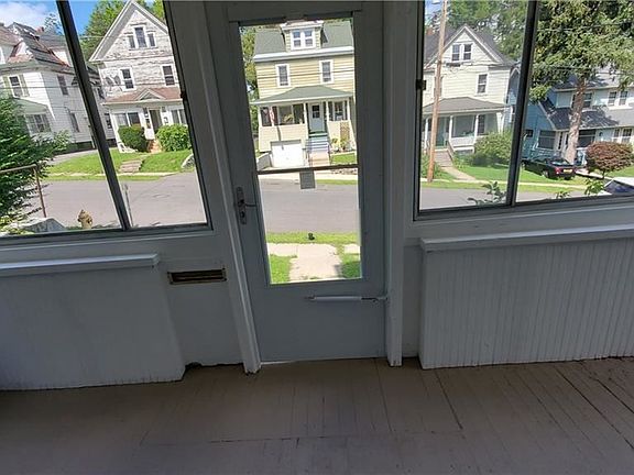 4th image of 305 Marguerite Ave