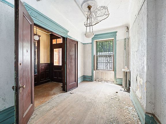 5th image of 233 W 113th St